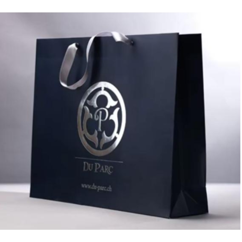 Προσαρμοσμένο επώνυμο λογότυπο πολυτελείας μαύρο χαρτί συσκευασία δώρων δώρων τσάντα για ψώνια τσάντα